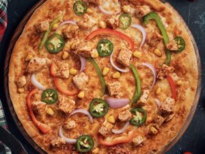 mexican chicken pizza (मेक्सिकन चिकन पिझ्झा)